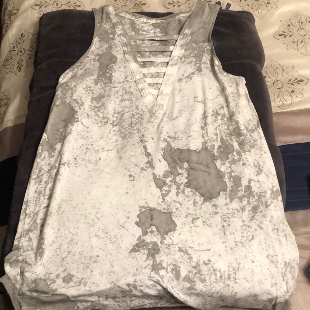 White and gray splatter tank